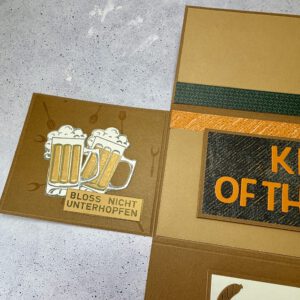 Grillmeister Aufklappkarte mit Biermotiv in maskulinem Design, handgemacht und hochwertig gestaltet Detailansicht der Grillmeister Aufklappkarte mit Bier und Grillmotiv, stilvolle handgefertigte Männerkarte Geöffnete Grillmeister Aufklappkarte mit Bier, Innenbereich mit Platz für persönliche Worte Handgemachte Grillmeister Karte mit Biermotiv auf neutralem Hintergrund fotografiert Grillmeister Aufklappkarte als Geschenkidee für Männer, hochwertig und humorvoll gestaltet Nahaufnahme der Papierstruktur und Details der handgemachten Grillmeister Aufklappkarte Grillmeister Karte mit Bier und Grillmotiv als stilvolle Aufmerksamkeit für Männer Aufklappkarte für Grillfans mit Biermotiv, elegant und mit liebevollen Details gestaltet