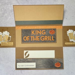 Grillmeister Aufklappkarte mit Biermotiv in maskulinem Design, handgemacht und hochwertig gestaltet Detailansicht der Grillmeister Aufklappkarte mit Bier und Grillmotiv, stilvolle handgefertigte Männerkarte Geöffnete Grillmeister Aufklappkarte mit Bier, Innenbereich mit Platz für persönliche Worte Handgemachte Grillmeister Karte mit Biermotiv auf neutralem Hintergrund fotografiert Grillmeister Aufklappkarte als Geschenkidee für Männer, hochwertig und humorvoll gestaltet Nahaufnahme der Papierstruktur und Details der handgemachten Grillmeister Aufklappkarte Grillmeister Karte mit Bier und Grillmotiv als stilvolle Aufmerksamkeit für Männer Aufklappkarte für Grillfans mit Biermotiv, elegant und mit liebevollen Details gestaltet