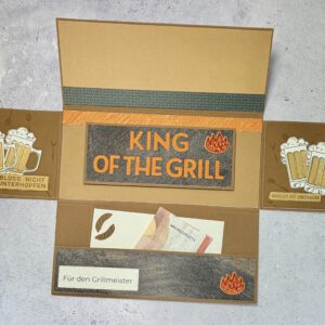 Grillmeister Aufklappkarte mit Biermotiv in maskulinem Design, handgemacht und hochwertig gestaltet Detailansicht der Grillmeister Aufklappkarte mit Bier und Grillmotiv, stilvolle handgefertigte Männerkarte Geöffnete Grillmeister Aufklappkarte mit Bier, Innenbereich mit Platz für persönliche Worte Handgemachte Grillmeister Karte mit Biermotiv auf neutralem Hintergrund fotografiert Grillmeister Aufklappkarte als Geschenkidee für Männer, hochwertig und humorvoll gestaltet Nahaufnahme der Papierstruktur und Details der handgemachten Grillmeister Aufklappkarte Grillmeister Karte mit Bier und Grillmotiv als stilvolle Aufmerksamkeit für Männer Aufklappkarte für Grillfans mit Biermotiv, elegant und mit liebevollen Details gestaltet