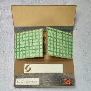 Grillmeister Aufklappkarte mit Biermotiv in maskulinem Design, handgemacht und hochwertig gestaltet Detailansicht der Grillmeister Aufklappkarte mit Bier und Grillmotiv, stilvolle handgefertigte Männerkarte Geöffnete Grillmeister Aufklappkarte mit Bier, Innenbereich mit Platz für persönliche Worte Handgemachte Grillmeister Karte mit Biermotiv auf neutralem Hintergrund fotografiert Grillmeister Aufklappkarte als Geschenkidee für Männer, hochwertig und humorvoll gestaltet Nahaufnahme der Papierstruktur und Details der handgemachten Grillmeister Aufklappkarte Grillmeister Karte mit Bier und Grillmotiv als stilvolle Aufmerksamkeit für Männer Aufklappkarte für Grillfans mit Biermotiv, elegant und mit liebevollen Details gestaltet