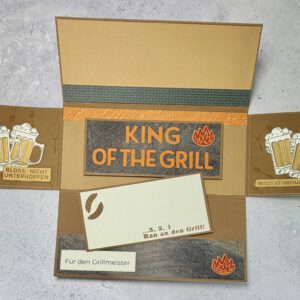 Grillmeister Aufklappkarte mit Biermotiv in maskulinem Design, handgemacht und hochwertig gestaltet Detailansicht der Grillmeister Aufklappkarte mit Bier und Grillmotiv, stilvolle handgefertigte Männerkarte Geöffnete Grillmeister Aufklappkarte mit Bier, Innenbereich mit Platz für persönliche Worte Handgemachte Grillmeister Karte mit Biermotiv auf neutralem Hintergrund fotografiert Grillmeister Aufklappkarte als Geschenkidee für Männer, hochwertig und humorvoll gestaltet Nahaufnahme der Papierstruktur und Details der handgemachten Grillmeister Aufklappkarte Grillmeister Karte mit Bier und Grillmotiv als stilvolle Aufmerksamkeit für Männer Aufklappkarte für Grillfans mit Biermotiv, elegant und mit liebevollen Details gestaltet