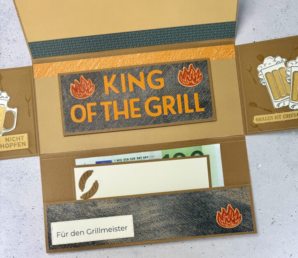 Grillmeister Aufklappkarte mit Biermotiv in maskulinem Design, handgemacht und hochwertig gestaltet Detailansicht der Grillmeister Aufklappkarte mit Bier und Grillmotiv, stilvolle handgefertigte Männerkarte Geöffnete Grillmeister Aufklappkarte mit Bier, Innenbereich mit Platz für persönliche Worte Handgemachte Grillmeister Karte mit Biermotiv auf neutralem Hintergrund fotografiert Grillmeister Aufklappkarte als Geschenkidee für Männer, hochwertig und humorvoll gestaltet Nahaufnahme der Papierstruktur und Details der handgemachten Grillmeister Aufklappkarte Grillmeister Karte mit Bier und Grillmotiv als stilvolle Aufmerksamkeit für Männer Aufklappkarte für Grillfans mit Biermotiv, elegant und mit liebevollen Details gestaltet