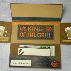 Grillmeister Aufklappkarte mit Biermotiv in maskulinem Design, handgemacht und hochwertig gestaltet Detailansicht der Grillmeister Aufklappkarte mit Bier und Grillmotiv, stilvolle handgefertigte Männerkarte Geöffnete Grillmeister Aufklappkarte mit Bier, Innenbereich mit Platz für persönliche Worte Handgemachte Grillmeister Karte mit Biermotiv auf neutralem Hintergrund fotografiert Grillmeister Aufklappkarte als Geschenkidee für Männer, hochwertig und humorvoll gestaltet Nahaufnahme der Papierstruktur und Details der handgemachten Grillmeister Aufklappkarte Grillmeister Karte mit Bier und Grillmotiv als stilvolle Aufmerksamkeit für Männer Aufklappkarte für Grillfans mit Biermotiv, elegant und mit liebevollen Details gestaltet