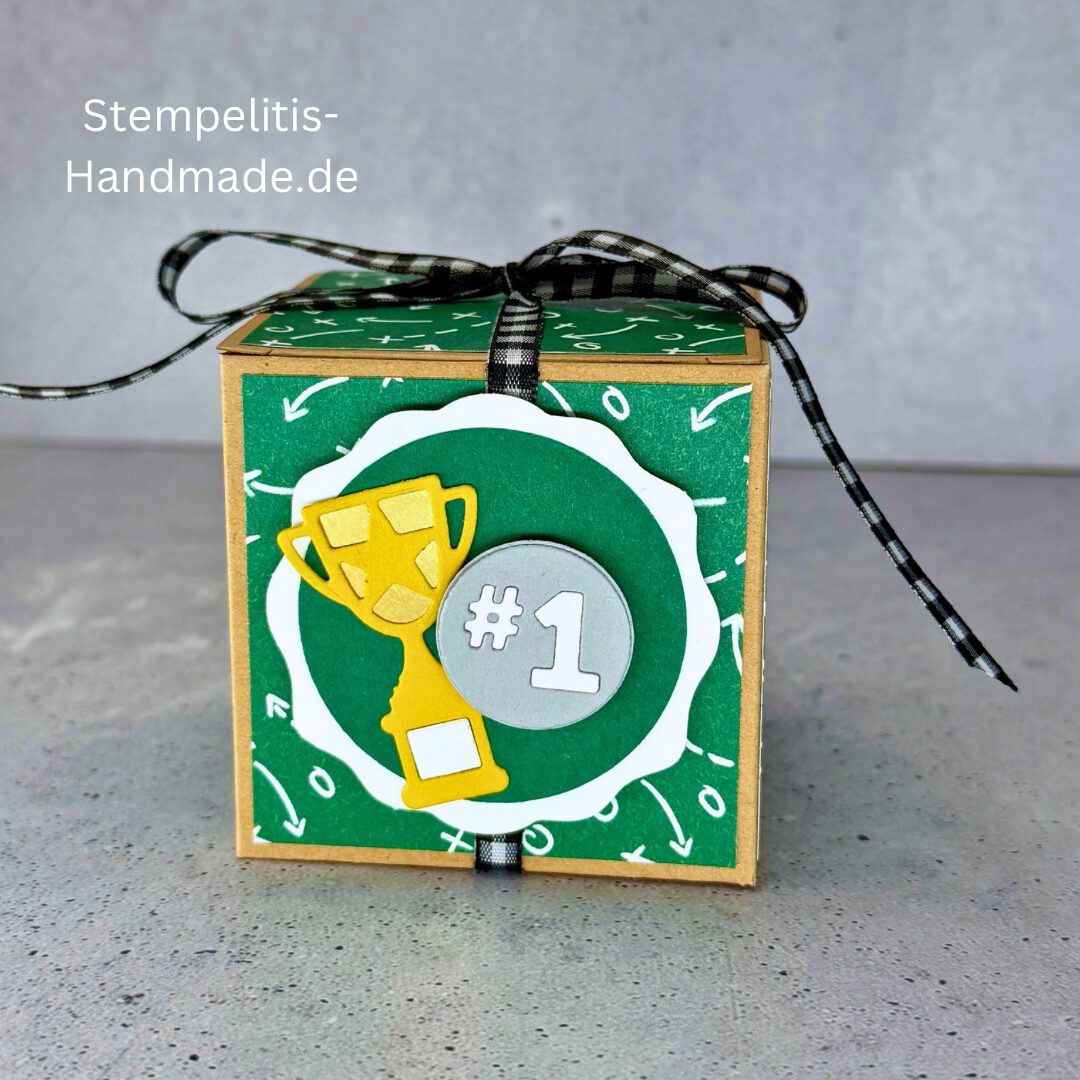 Fußball Geschenkbox, Geschenkbox Fußball, Geldgeschenk Fußball, Fußball Geschenkverpackung, Fußballfan Geschenk, Verpackung Geldgeschenk, handgemachte Geschenkbox, Schachtel Fußball, Geschenkidee Fußball, Pokal Geschenkbox, Fußball Geburtstag Geschenk, kleine Geschenkbox, Schokolade verpacken, Gutscheinverpackung Fußball, Handmade Geschenkverpackung