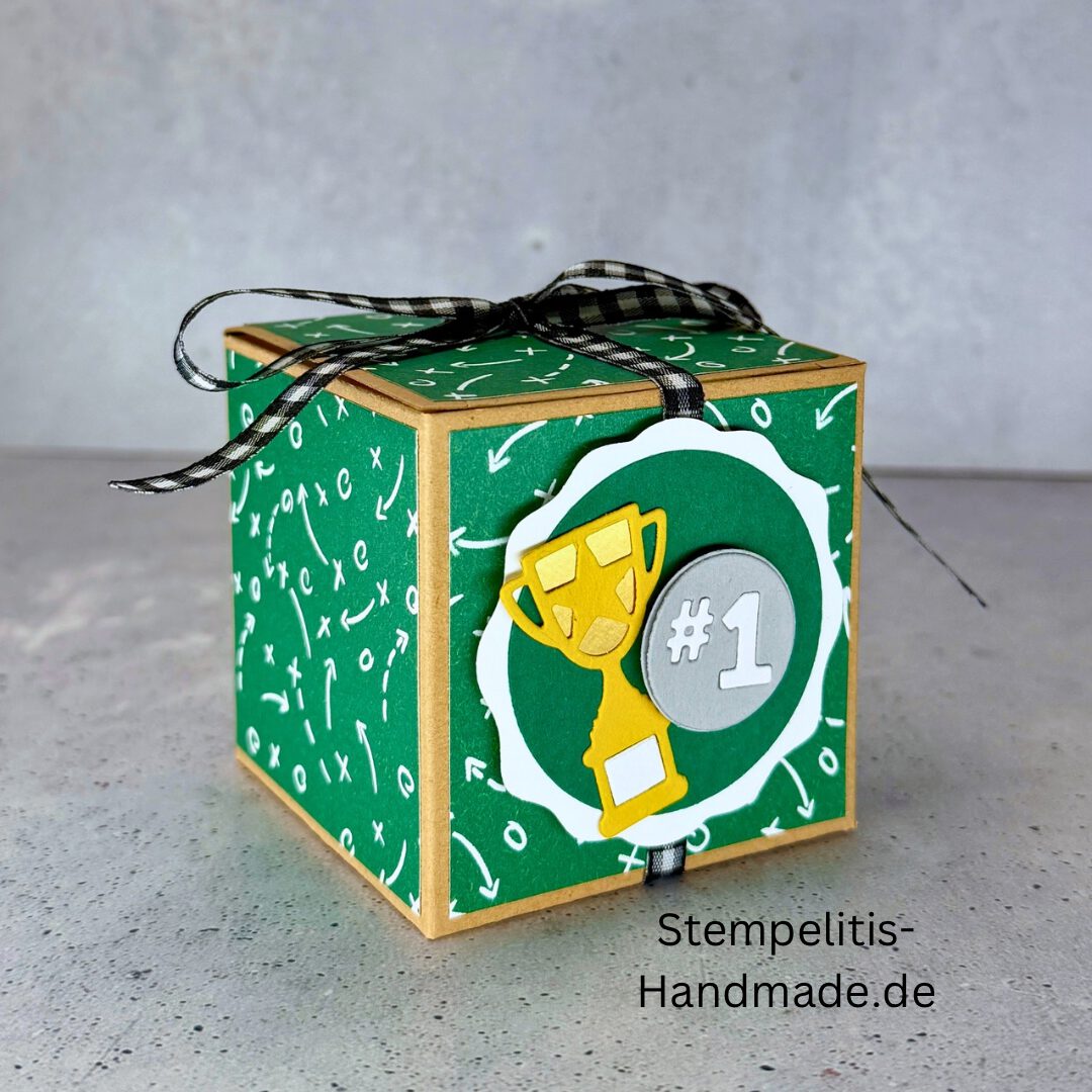Fußball Geschenkbox, Geschenkbox Fußball, Geldgeschenk Fußball, Fußball Geschenkverpackung, Fußballfan Geschenk, Verpackung Geldgeschenk, handgemachte Geschenkbox, Schachtel Fußball, Geschenkidee Fußball, Pokal Geschenkbox, Fußball Geburtstag Geschenk, kleine Geschenkbox, Schokolade verpacken, Gutscheinverpackung Fußball, Handmade Geschenkverpackung