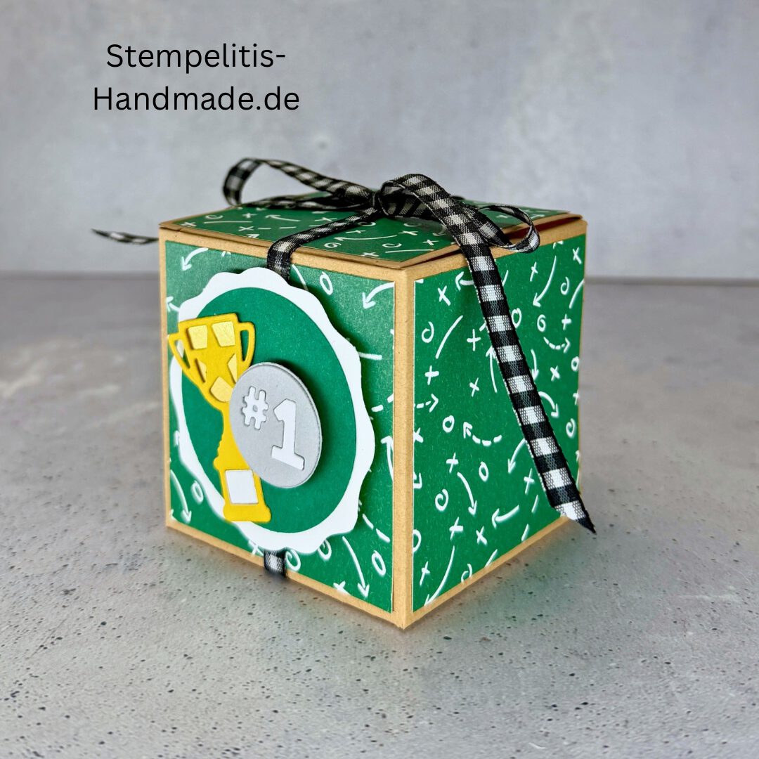 Fußball Geschenkbox, Geschenkbox Fußball, Geldgeschenk Fußball, Fußball Geschenkverpackung, Fußballfan Geschenk, Verpackung Geldgeschenk, handgemachte Geschenkbox, Schachtel Fußball, Geschenkidee Fußball, Pokal Geschenkbox, Fußball Geburtstag Geschenk, kleine Geschenkbox, Schokolade verpacken, Gutscheinverpackung Fußball, Handmade Geschenkverpackung
