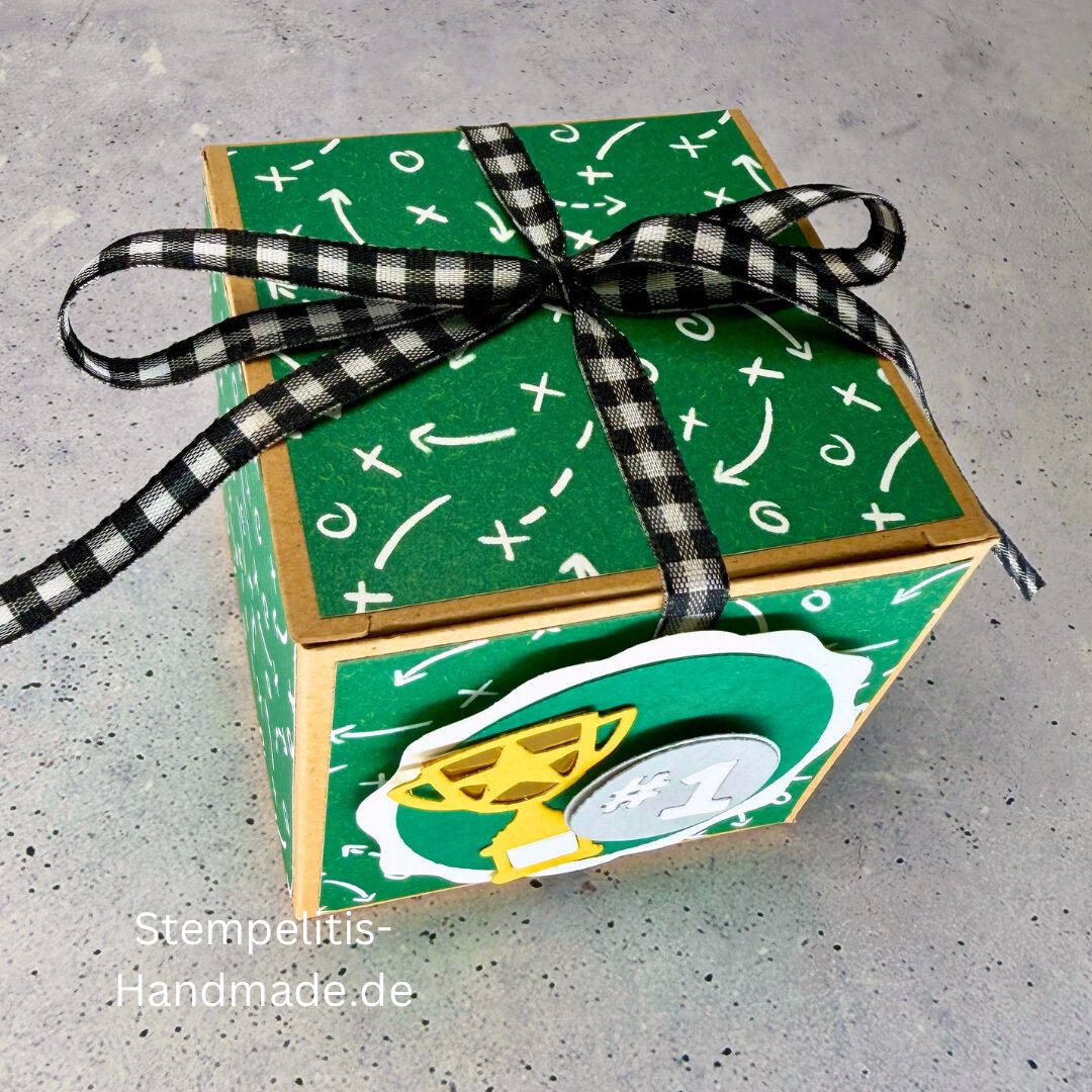 Fußball Geschenkbox, Geschenkbox Fußball, Geldgeschenk Fußball, Fußball Geschenkverpackung, Fußballfan Geschenk, Verpackung Geldgeschenk, handgemachte Geschenkbox, Schachtel Fußball, Geschenkidee Fußball, Pokal Geschenkbox, Fußball Geburtstag Geschenk, kleine Geschenkbox, Schokolade verpacken, Gutscheinverpackung Fußball, Handmade Geschenkverpackung