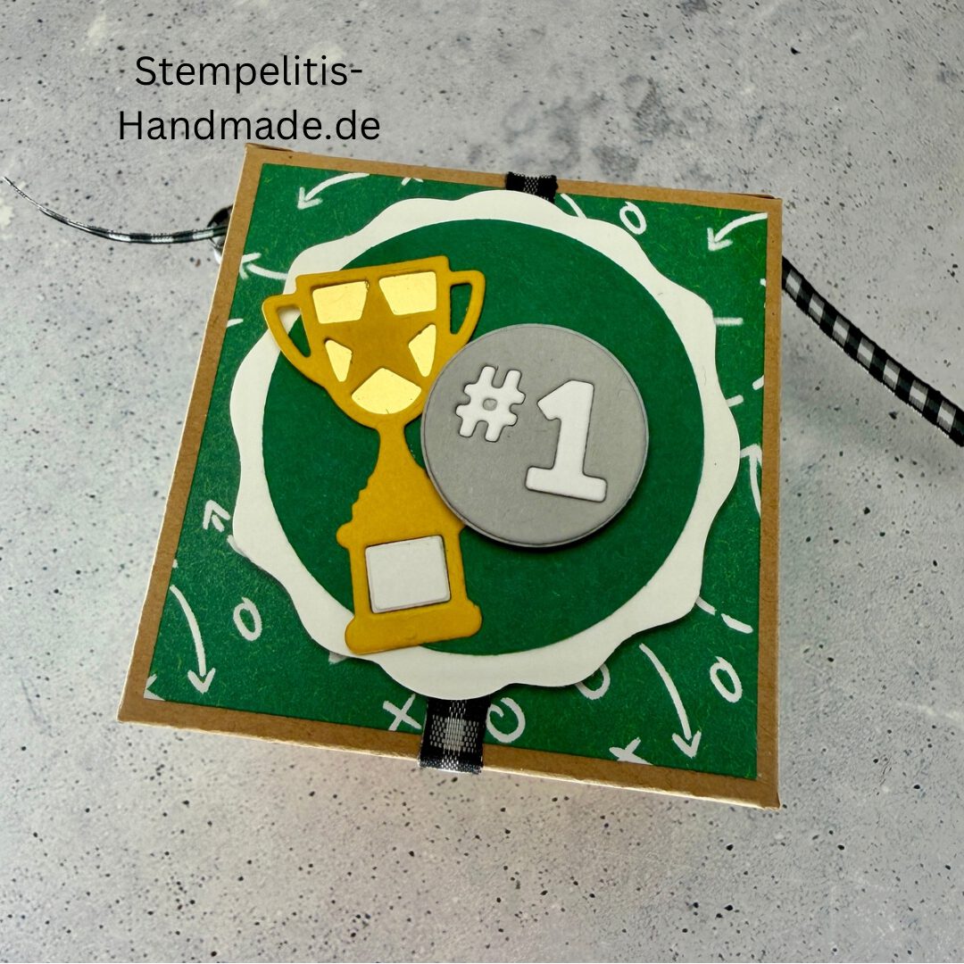 Fußball Geschenkbox, Geschenkbox Fußball, Geldgeschenk Fußball, Fußball Geschenkverpackung, Fußballfan Geschenk, Verpackung Geldgeschenk, handgemachte Geschenkbox, Schachtel Fußball, Geschenkidee Fußball, Pokal Geschenkbox, Fußball Geburtstag Geschenk, kleine Geschenkbox, Schokolade verpacken, Gutscheinverpackung Fußball, Handmade Geschenkverpackung