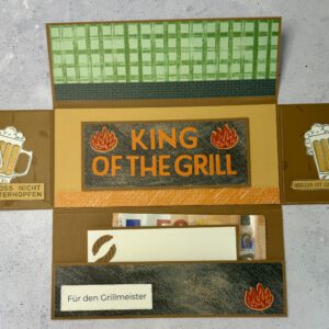 Grillmeister Aufklappkarte mit Biermotiv in maskulinem Design, handgemacht und hochwertig gestaltet Detailansicht der Grillmeister Aufklappkarte mit Bier und Grillmotiv, stilvolle handgefertigte Männerkarte Geöffnete Grillmeister Aufklappkarte mit Bier, Innenbereich mit Platz für persönliche Worte Handgemachte Grillmeister Karte mit Biermotiv auf neutralem Hintergrund fotografiert Grillmeister Aufklappkarte als Geschenkidee für Männer, hochwertig und humorvoll gestaltet Nahaufnahme der Papierstruktur und Details der handgemachten Grillmeister Aufklappkarte Grillmeister Karte mit Bier und Grillmotiv als stilvolle Aufmerksamkeit für Männer Aufklappkarte für Grillfans mit Biermotiv, elegant und mit liebevollen Details gestaltet
