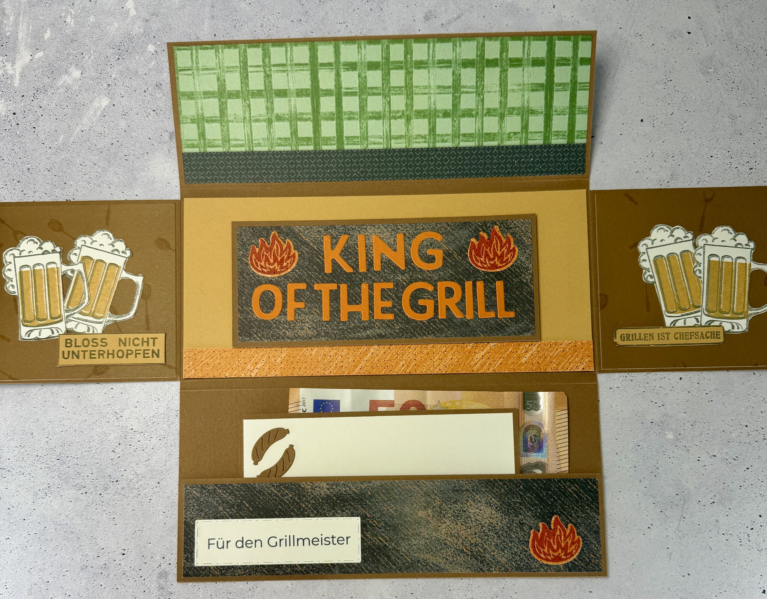 Grillmeister Aufklappkarte mit Biermotiv in maskulinem Design, handgemacht und hochwertig gestaltet Detailansicht der Grillmeister Aufklappkarte mit Bier und Grillmotiv, stilvolle handgefertigte Männerkarte Geöffnete Grillmeister Aufklappkarte mit Bier, Innenbereich mit Platz für persönliche Worte Handgemachte Grillmeister Karte mit Biermotiv auf neutralem Hintergrund fotografiert Grillmeister Aufklappkarte als Geschenkidee für Männer, hochwertig und humorvoll gestaltet Nahaufnahme der Papierstruktur und Details der handgemachten Grillmeister Aufklappkarte Grillmeister Karte mit Bier und Grillmotiv als stilvolle Aufmerksamkeit für Männer Aufklappkarte für Grillfans mit Biermotiv, elegant und mit liebevollen Details gestaltet