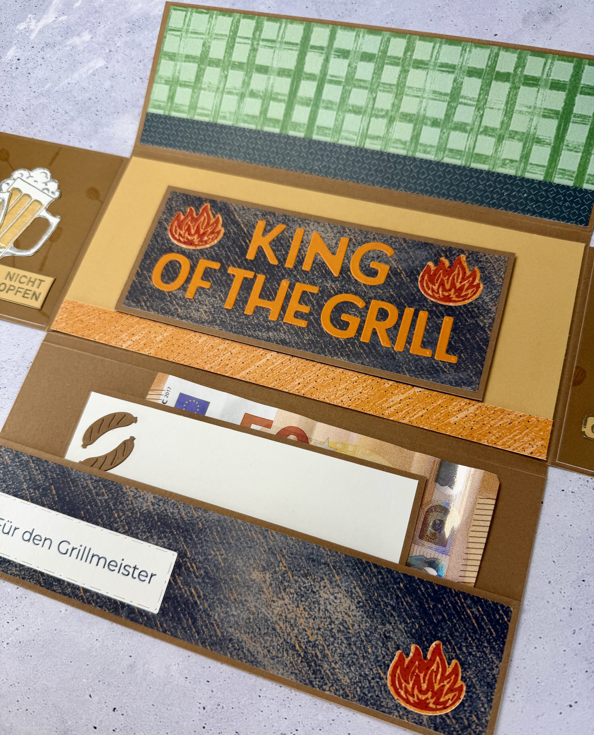 Grillmeister Aufklappkarte mit Biermotiv in maskulinem Design, handgemacht und hochwertig gestaltet Detailansicht der Grillmeister Aufklappkarte mit Bier und Grillmotiv, stilvolle handgefertigte Männerkarte Geöffnete Grillmeister Aufklappkarte mit Bier, Innenbereich mit Platz für persönliche Worte Handgemachte Grillmeister Karte mit Biermotiv auf neutralem Hintergrund fotografiert Grillmeister Aufklappkarte als Geschenkidee für Männer, hochwertig und humorvoll gestaltet Nahaufnahme der Papierstruktur und Details der handgemachten Grillmeister Aufklappkarte Grillmeister Karte mit Bier und Grillmotiv als stilvolle Aufmerksamkeit für Männer Aufklappkarte für Grillfans mit Biermotiv, elegant und mit liebevollen Details gestaltet