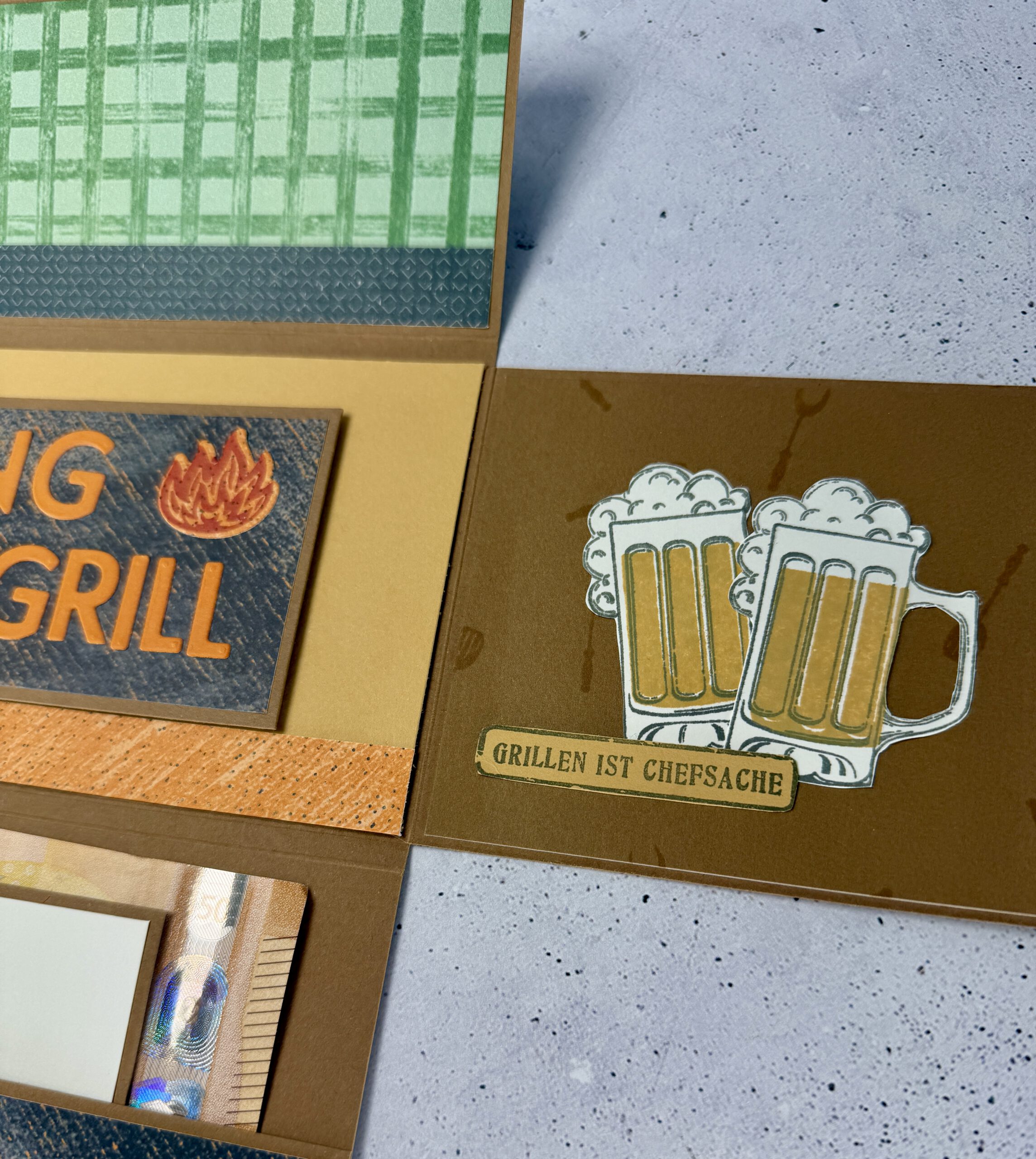 Grillmeister Aufklappkarte mit Biermotiv in maskulinem Design, handgemacht und hochwertig gestaltet Detailansicht der Grillmeister Aufklappkarte mit Bier und Grillmotiv, stilvolle handgefertigte Männerkarte Geöffnete Grillmeister Aufklappkarte mit Bier, Innenbereich mit Platz für persönliche Worte Handgemachte Grillmeister Karte mit Biermotiv auf neutralem Hintergrund fotografiert Grillmeister Aufklappkarte als Geschenkidee für Männer, hochwertig und humorvoll gestaltet Nahaufnahme der Papierstruktur und Details der handgemachten Grillmeister Aufklappkarte Grillmeister Karte mit Bier und Grillmotiv als stilvolle Aufmerksamkeit für Männer Aufklappkarte für Grillfans mit Biermotiv, elegant und mit liebevollen Details gestaltet