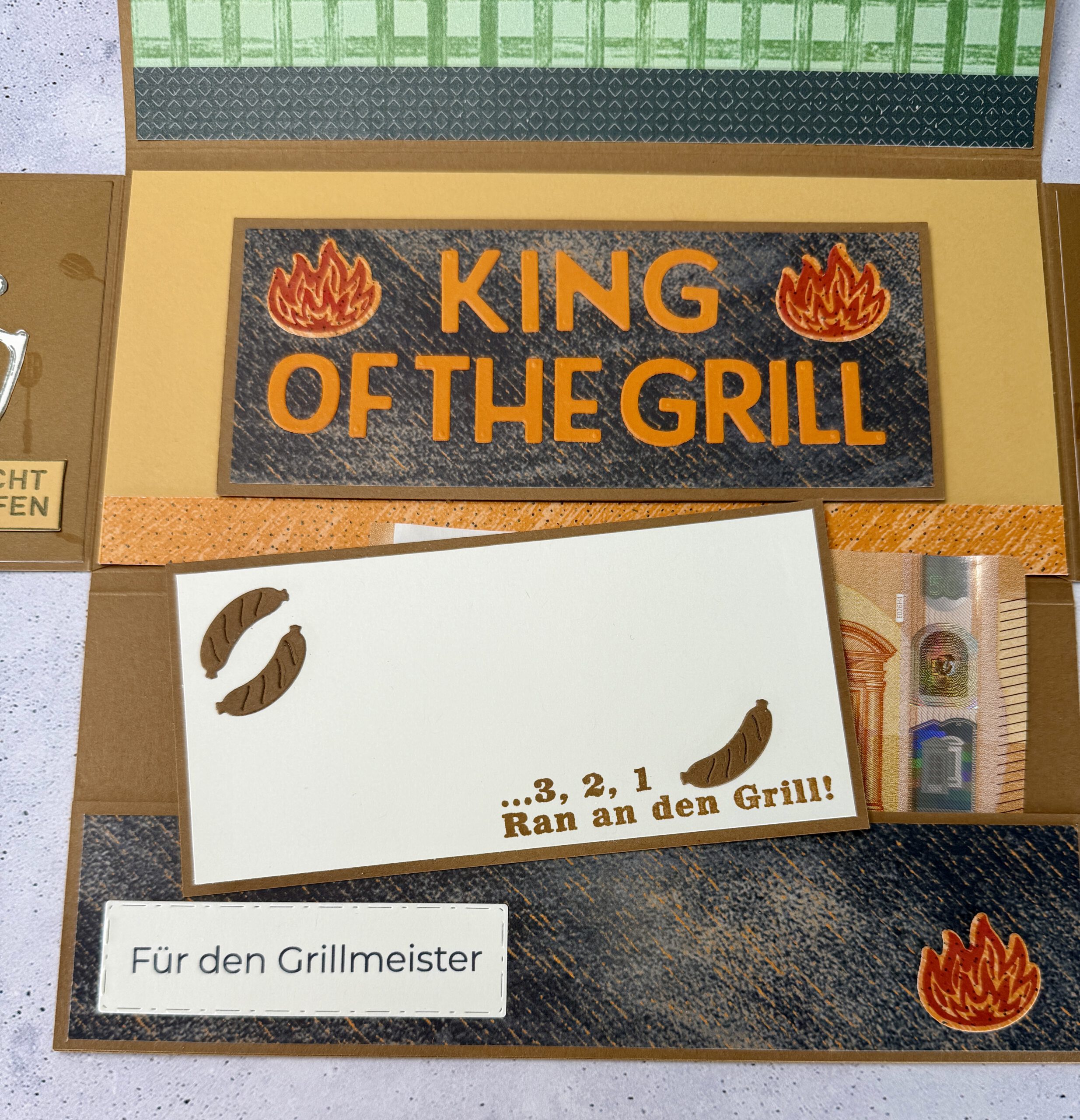 Grillmeister Aufklappkarte mit Biermotiv in maskulinem Design, handgemacht und hochwertig gestaltet Detailansicht der Grillmeister Aufklappkarte mit Bier und Grillmotiv, stilvolle handgefertigte Männerkarte Geöffnete Grillmeister Aufklappkarte mit Bier, Innenbereich mit Platz für persönliche Worte Handgemachte Grillmeister Karte mit Biermotiv auf neutralem Hintergrund fotografiert Grillmeister Aufklappkarte als Geschenkidee für Männer, hochwertig und humorvoll gestaltet Nahaufnahme der Papierstruktur und Details der handgemachten Grillmeister Aufklappkarte Grillmeister Karte mit Bier und Grillmotiv als stilvolle Aufmerksamkeit für Männer Aufklappkarte für Grillfans mit Biermotiv, elegant und mit liebevollen Details gestaltet