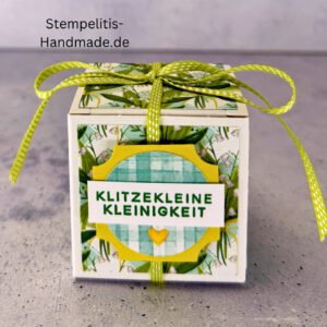Handgemachte Geschenkverpackung 5 cm in Weiß mit Maiglöckchen-Design, grüner Schleife und Schriftzug „Klitzekleine Kleinigkeit“ – ideal für Geldgeschenke, Schokolade oder kleine Überraschungen.
