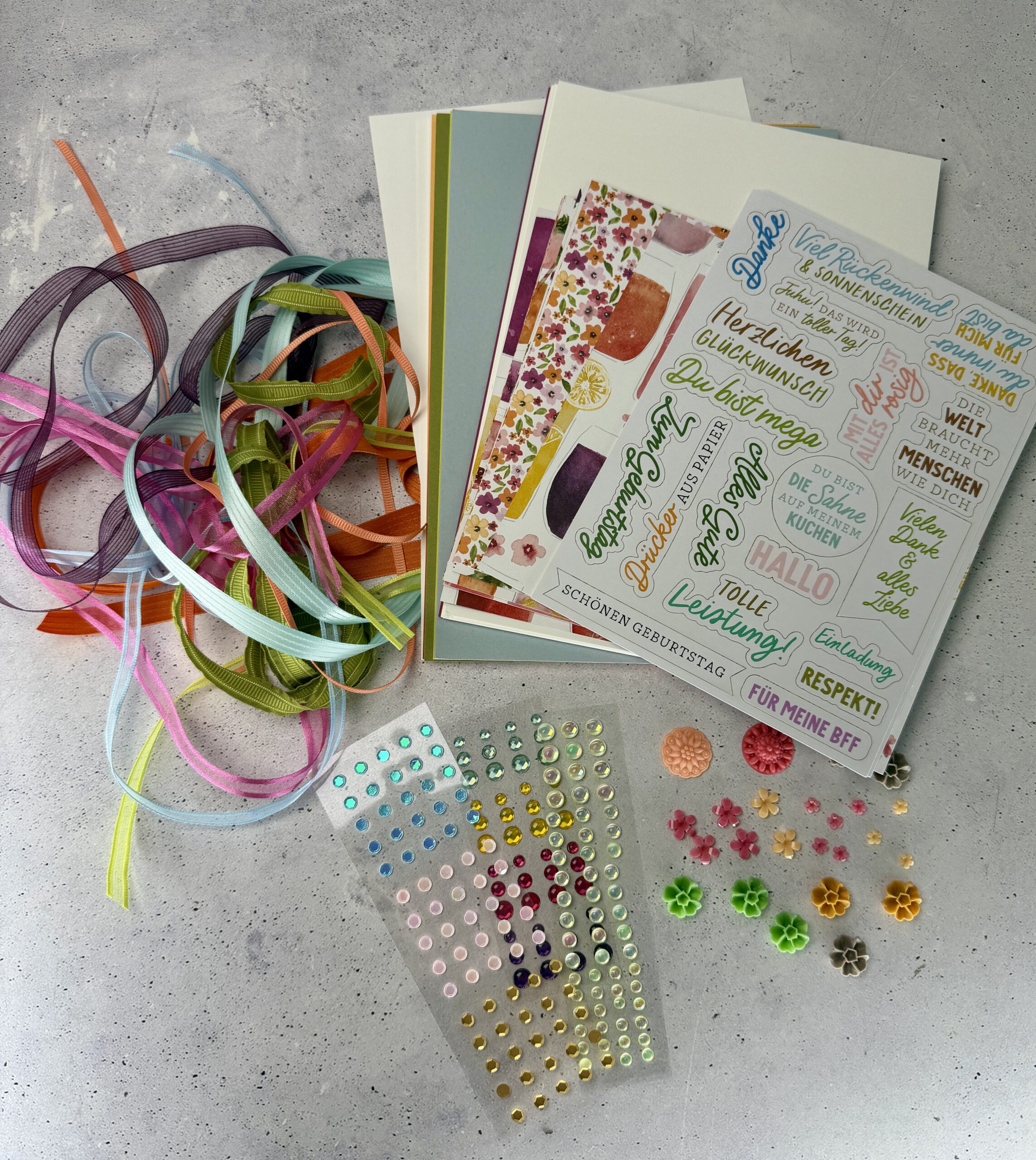 Materialpaket Drinks und gute Laune, Bastelset, Bastelmaterial, DIY Materialpaket, Karten basteln, Geburtstagskarten basteln, Geschenkverpackung basteln, Papierbasteln, Bastelmaterial Set, Scrapbooking, kreative Geschenkideen, Bastelset Geburtstag, Dekoration basteln